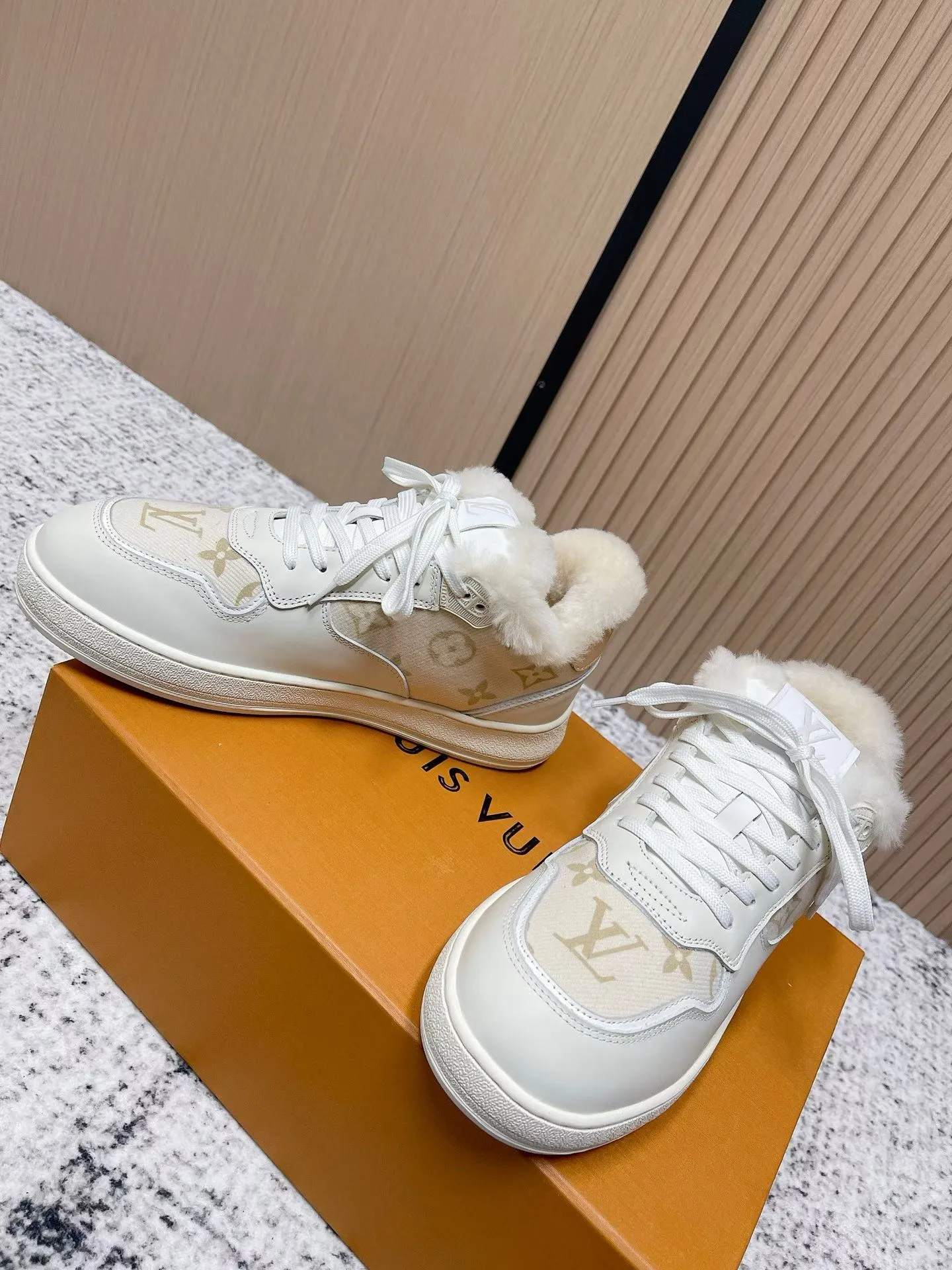 Men's shoes pP700! Top version Louis Vuiton Louis Vuitton sneakers casual shoes wool style‼ ️ LV Trainer sneakers are a classic idea inspired by retro basketball shoes by designer Virgil Abloh. This time, they are spliced ​​with smooth cow leather and Monogram embossed grained cow leather, and are embellished with Monogram flowers on the rubber outsole, reflecting a striking jump in one color! Fabric: Original imported first-layer cowhide Lining: Warm wool lining Bottom thickness: about 3cm Size: 35-41